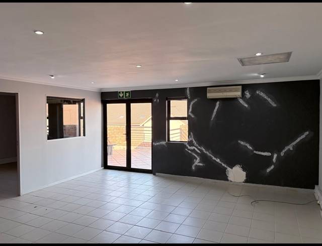 113M² OFFICE TO LET IN FOURWAYS